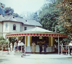 Magyarország, Balatonföldvár, Budapesti út (7-es főút), Csöpi cukrászda. Háttérben a Fővárosi Üdülő (egykor Rákosi Jenő villája, ma Városháza)., 1960, Bauer Sándor, színes, cukrászda, büfé, pavilon, Fortepan #112102