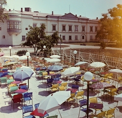 Magyarország, Sárospatak, várnegyed. A Borostyán Szálló és Étterem terasza, szemben a Rákóczi-vár nyugati szárnya., 1968, Bauer Sándor, kastély, színes, napernyő, étterem, terasz, Fortepan #112106