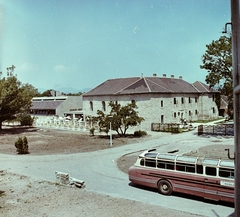 Magyarország, Sárospatak, várnegyed. Szemben a Borostyán Szálló és Étterem (egykor trinitárius kolostor, ma múzeum: Múzsák Temploma)., 1968, Bauer Sándor, színes, autóbusz, Ikarus-márka, Ikarus 55, trinitáriusok, Fortepan #112110