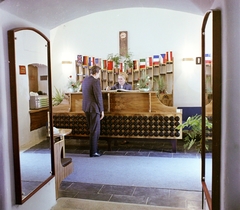 Magyarország, Sárospatak, várnegyed, a Borostyán Szálló és Étterem (egykor trinitárius kolostor, ma múzeum: Múzsák Temploma) recepciója., 1968, Bauer Sándor, színes, zászló, szálloda, recepció, trinitáriusok, Fortepan #112113