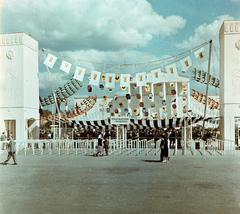 Magyarország, Budapest X., Albertirsai úti vásár területe, Országos Mezőgazdasági Kiállítás és Vásár., 1959, Bauer Sándor, színes, vásár, Budapest, bejárat, Fortepan #112140