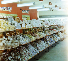 Magyarország, Budapest X., Albertirsai úti vásár területe, Országos Mezőgazdasági Kiállítás és Vásár. A Közért vállalat önkiszolgáló boltja., 1959, Bauer Sándor, színes, élelmiszerbolt, Édességbolt, bolt, önkiszolgáló, Budapest, Közért Vállalat, Fortepan #112150