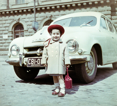 Magyarország, Budapest VIII., Blaha Lujza tér, háttérben a Nemzeti Színház., 1960, Bauer Sándor, színes, Skoda-márka, Skoda 1200, Budapest, lányok-járművek, Fortepan #112161