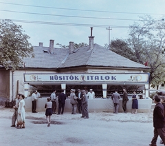 Magyarország, Ajka, Csingervölgy, bányásznapi ünnepség., 1959, Bauer Sándor, színes, zászló, büfé, sokaság, zászlódísz, bányász szimbólum, Fortepan #112193