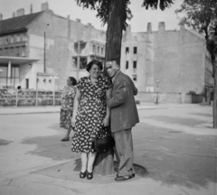 Hungary, Budapest V., Petőfi tér. Szemben az Apáczai Csere János utca - Régi posta utca megüresedett saroktelke, balra a Dunakert részlete látszik., 1954, Bauer Sándor, street view, firewall, man and woman, handbag, Budapest, summer dresses, Fortepan #112203