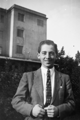 Hungary, Bauer Sándor fotóriporter., 1948, Bauer Sándor, portrait, tie, smile, camera, man, suit, photographer, self-portrait, Fortepan #112207