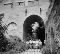 Magyarország,Dunakanyar, Visegrád, az Alsóvár déli kapuja, Budapesti-kapu., 1950, Bauer Sándor, kapu, építészet, címer, vízköpő, várfal, lőrés, Fortepan #112218