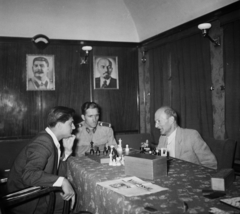 Magyarország, réz szerelvényekkel, cédrus burkolattal ellátott MÁV gyorsvonati kocsi., 1949, Bauer Sándor, egyenruha, sakk, férfiak, Lenin-ábrázolás, asztal, Sztálin ábrázolás, sakktábla, Világ, Világosság, falikar, enteriőr, Fortepan #112232