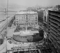 Magyarország, Budapest V., a Vigadó tér és a Thonet-udvar az épülő Hotel Duna Intercontinental épületéből nézve., 1968, Bauer Sándor, forgalom, utcakép, szálloda, parkoló, modern építészet, szovjet emlékmű, Finta József-terv, Budapest, Fortepan #112261