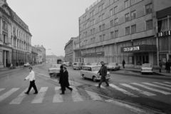 Magyarország, Nyíregyháza, Dózsa György út, balra az egykori Takarékpalota, jobbra a Szabolcs hotel., 1971, Bauer Sándor, Trabant-márka, Trabant 601, rendszám, Moszkvics 408, Moszkvics 402, neon lámpa, FSO Warszawa 223, Polski Fiat 125p, Wartburg 353, Volkswagen Bogár, neon felirat, Skoda 1202, Trabant 601 Universal, gyalogátkelő, Fortepan #112365