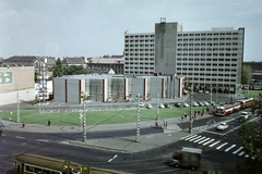 Magyarország, Budapest XIII., Váci út - Dózsa György út sarok, Volga szálló., 1971, Bauer Sándor, színes, forgalom, szovjet gyártmány, utcakép, szálloda, Ikarus-márka, villamos, parkoló, trolibusz, ZIU-márka, Ikarus 60T csuklós, ZIU-5, Budapest, Fortepan #112375