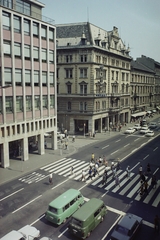 Magyarország, Budapest VII., Rákóczi út 58. Metropol szálló. Balra az Osvát utca., 1974, Bauer Sándor, színes, forgalom, utcakép, szálloda, Barkas-márka, rendszám, Budapest, nyomda, gyalogátkelő, Fortepan #112397