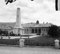 Magyarország, Esztergom, Hősök tere, I. világháborús emlékmű (Lányi Dezső, 1927.)., 1938, Gyöngyi, szobor, oroszlán, Fortepan #11240