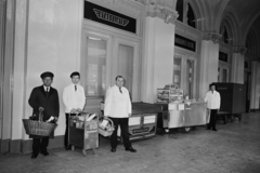 Magyarország, Budapest VIII., Keleti pályaudvar, indulási oldal, az Utasellátó mozgó elárusítói., 1971, Bauer Sándor, utasellátó, árus, Budapest, Fortepan #112431