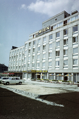 Magyarország, Budapest XI., Budaörsi út 88-90., Hotel Wien., 1971, Bauer Sándor, színes, Polski Fiat 125p, neon felirat, Budapest, Fortepan #112446