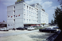 Magyarország, Budapest XI., Budaörsi út 88-90., Hotel Wien., 1971, Bauer Sándor, színes, rendszám, Fiat 850, Polski Fiat 125p, Mercedes 220, neon felirat, Budapest, GAZ M22 Volga, Moszkvics-márka, Fortepan #112447