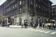 Magyarország, Budapest VII., Erzsébet (Lenin) körút 58., a Király (Majakovszkij) utca sarkánál, Halló bisztró., 1973, Bauer Sándor, színes, bisztró, neon felirat, Budapest, gyalogátkelő, Fortepan #112495