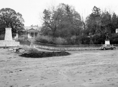 Magyarország, Putnok, a Serényi kastély és az I. világháborús emlékmű a Serényi téren., 1938, Gyöngyi, kastély, szobor, automobil, Fortepan #11250