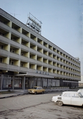 Magyarország, Budapest IX., Ferde utca 1., Hotel Aero., 1970, Bauer Sándor, színes, szálloda, Skoda 1000 MB, rendszám, Polski Fiat 125p, Budapest, Fortepan #112518