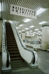 Magyarország, Budapest VIII., Blaha Lujza tér, Corvin Áruház., 1971, Bauer Sándor, színes, mozgólépcső, neon lámpa, Corvin Áruház, Budapest, bevásárlóközpont, Fortepan #112567