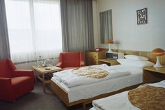 Hungary, Budapest II., Szilágyi Erzsébet fasor, a Budapest körszálló egyik szobája., 1975, Bauer Sándor, colorful, light, hotel, telephone, radio, Budapest, Fortepan #112584