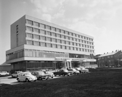 Magyarország, Székesfehérvár, Hotel Alba Regia., 1972, Bauer Sándor, Volkswagen-márka, Zastava 750, Trabant 601, rendszám, Polski Fiat 125p, Fiat 500, Wartburg 353, Volkswagen Bogár, VAZ 2101, Fortepan #112643