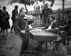 Magyarország, Hortobágy, csárda., 1937, Gyöngyi, hegedű, cigányzenész, nagybőgő, cimbalom, dob, Fortepan #11268