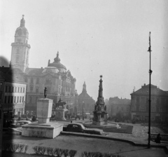 Magyarország, Pécs, Széchenyi tér a Dzsámi elöl a Városháza felé nézve, előtérben az Örökmécses., 1957, Bauer Sándor, utcakép, lámpaoszlop, középület, lovas szobor, szentháromság szobor, örökmécs, Pátzay Pál-szobor, Fortepan #112694