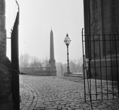 Magyarország, Pécs, Dóm tér, jobbra a székesegyház, előtte Szepessy Ignác szobra. Távolban balra a Miasszonyunk Zárdatemplom tornya látszik., 1957, Bauer Sándor, kereszt_jelkép, püspöki palota, székesegyház, díszlámpa, oszlopfő, balusztrád, Fortepan #112697