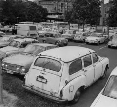 Magyarország, Budapest V., Erzsébet (Engels) téri parkoló. Balra a VOLÁNBUSZ pályaudvar, háttérben középen a Hercegprímás (Alpári Gyula) utca torkolata., 1974, Bauer Sándor, Skoda-márka, járműroncs, Zastava 750, Skoda 1000 MB, Trabant 601, rendszám, Volkswagen Bogár, VAZ 2101, Nysa 522, Budapest, Skoda 110R Coupé, Renault Domaine, Fiat 125, Polski Fiat 125p, Fiat 850, Fortepan #112707