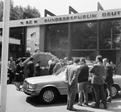 Magyarország, Budapesti Nemzetközi Vásár, Budapest X., Albertirsai úti vásárterület., 1973, Bauer Sándor, Mercedes-márka, nemzetközi vásár, automobil, Budapest, Mercedes W116, Fortepan #112729