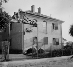 Magyarország, Balatonlelle, Honvéd (Táncsics Mihály) utca 27., Park étterem és Hotel., 1959, Bauer Sándor, szálloda, étterem, neonreklám, neon felirat, fonott kerítés, Fortepan #112780