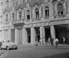 Magyarország, Budapest VII., Rákóczi út - Akácfa utca sarok, EMKE eszpresszó és büfé., 1961, Bauer Sándor, Skoda Octavia, rendszám, Budapest, Fortepan #112850