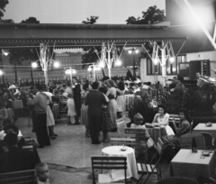 Magyarország, Budapest V., Dunakert a Duna Szálló déli falánál, a Dunakorzó és az Apáczai Csere János utca között., 1960, Bauer Sándor, vendéglő, tánc, kerthelyiség, Budapest, Fortepan #112883