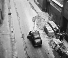 Magyarország, Budapest VIII., Fecske (Lévai Oszkár) utca a Népszínház utca sarkán álló házból nézve., 1957, Bauer Sándor, Skoda 1101/1102 Tudor, rendszám, Budapest, építőanyag, Fortepan #112888