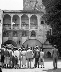 Magyarország, Sárospatak, Rákóczi-vár, Lorántffy-loggia., 1936, Gyöngyi, kalap, múzeum, bricsesz, vár, Fortepan #11290