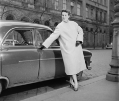 Magyarország, Budapest V., a Szent István tér déli oldala. Opel Kapitän személygépkocsi., 1957, Bauer Sándor, német gyártmány, Opel-márka, Opel Kapitän, manöken, Budapest, lányok-járművek, Fortepan #112903