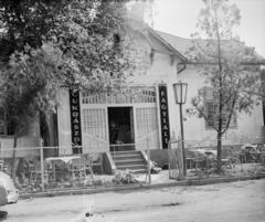 Magyarország, Balatonszemes, Kisfaludy utca 12., Mókus cukrászda., 1959, Bauer Sándor, cégtábla, lámpa, cukrászda, üzletportál, kerítés, Wartburg 311/312, zsalugáter, Haidekker-márka, bejárat, épület, Fortepan #112918