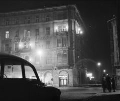 Magyarország, Budapest VI., Teréz körút 43. (Lenin körút 97.), Béke szálló a Szondi utcától nézve., 1958, Bauer Sándor, szálloda, este, Wartburg 311/312, Budapest, Fortepan #112997