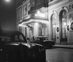 Magyarország, Budapest V., Apáczai Csere János utca 4., Duna Szálló., 1958, Bauer Sándor, Mercedes-márka, este, mercedes w120, rendszám, neon felirat, Budapest, Fortepan #112998