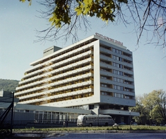 Magyarország, Sopron, Lővér körút 37., SZOT-KPVDSZ üdülő (később Hotel Szieszta)., 1973, Bauer Sándor, színes, Ikarus 55, neon felirat, Fortepan #113021