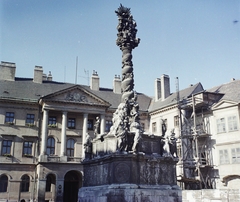 Magyarország, Sopron, Fő (Beloiannisz) tér, Szentháromság-szobor, háttérben a Vármegyeháza (később Járási Hivatal)., 1973, Bauer Sándor, színes, szentháromság szobor, Fortepan #113022