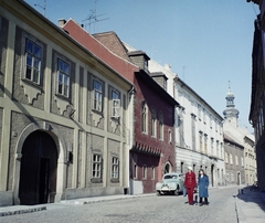 Magyarország, Sopron, Új utca a Fő (Beloiannisz) tér irányába nézve, háttérben a Tűztorony., 1973, Bauer Sándor, színes, kapu, Skoda 1101/1102 Tudor, Fortepan #113024