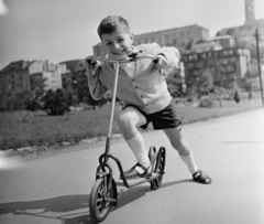 Magyarország, Budapest I., Vérmező, háttérben az Attila út házai, fent a Hadtörténeti Múzeum és a Mária Magdolna templom tornya., 1963, Bauer Sándor, roller, Budapest, Fortepan #113035