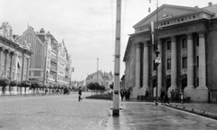 Magyarország, Nyíregyháza, Széchenyi utca, bal oldalon a Nyírvíz-palota, jobbra a Jósa András Múzeum (ekkor Magyar Királyi Pénzügyigazgatóság)., 1933, Gyöngyi, zászló, utcakép, lámpaoszlop, címer, Fortepan #11306