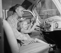 Hungary, Budapest XI., Ladányi Ferenc színművész. A felvétel a Budaörsi úton készült, háttérben a 15. számú ház., 1962, Bauer Sándor, chauffeur, Budapest, steering wheel, vehicle interior, Fortepan #113063