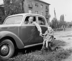 Hungary, Budapest XI., Ladányi Ferenc színművész. A felvétel a Budaörsi úton készült, háttérben a 15. számú ház., 1962, Bauer Sándor, chauffeur, girl, automobile, Budapest, kids' tricycles, Fortepan #113065