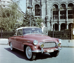 Magyarország, Budapest V., Vigadó tér, szemben a Vigadó. Skoda Felicia személygépkocsi., 1961, Bauer Sándor, színes, csehszlovák gyártmány, Skoda-márka, Feszl Frigyes-terv, épületkár, rendszám, Skoda Felicia, Budapest, kabrió, rendezvényközpont, Fortepan #113126