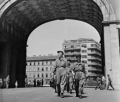 Magyarország, Budapest VII., Madách Imre tér a Rumbach Sebestyén utca felé nézve. A VII. kerületi munkásőrség zászlóavató ün­nepsége., 1957, Bauer Sándor, egyenruha, utcakép, életkép, munkásőr, Budapest, Fortepan #113159