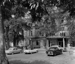 Magyarország, Margitsziget, Budapest, Margitszigeti Nagyszálló, főbejárat., 1957, Bauer Sándor, német gyártmány, amerikai gyártmány, Opel-márka, szálloda, Volkswagen-márka, Ford-márka, Chevrolet-márka, automobil, Opel Kapitän, Volkswagen Bogár, Chevrolet Bel Air, neon felirat, Ford Thunderbird, Fortepan #113162